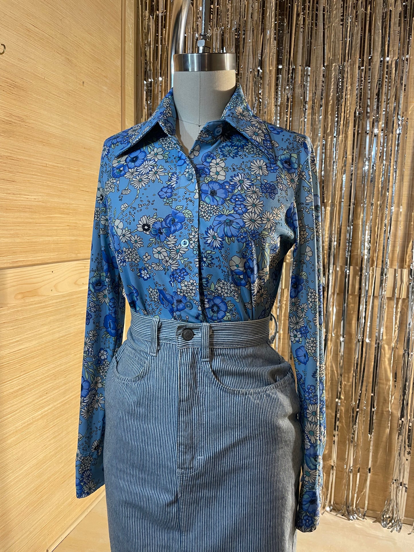 1970s Blue Floral Stretch Poly Fitted Blouse