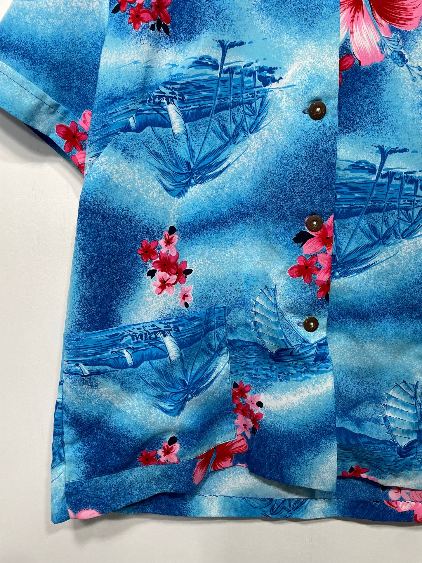 1970s Blue Hawaiian Floral Poly Pocket Hem Blouse