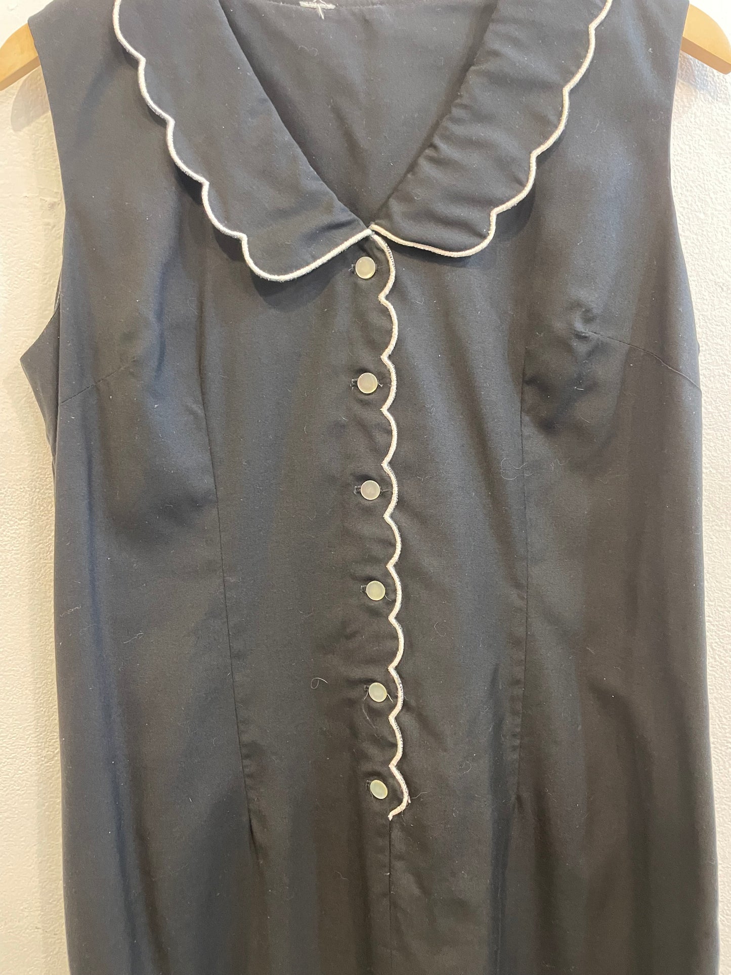 1960s Black White Scallop Shift Dress
