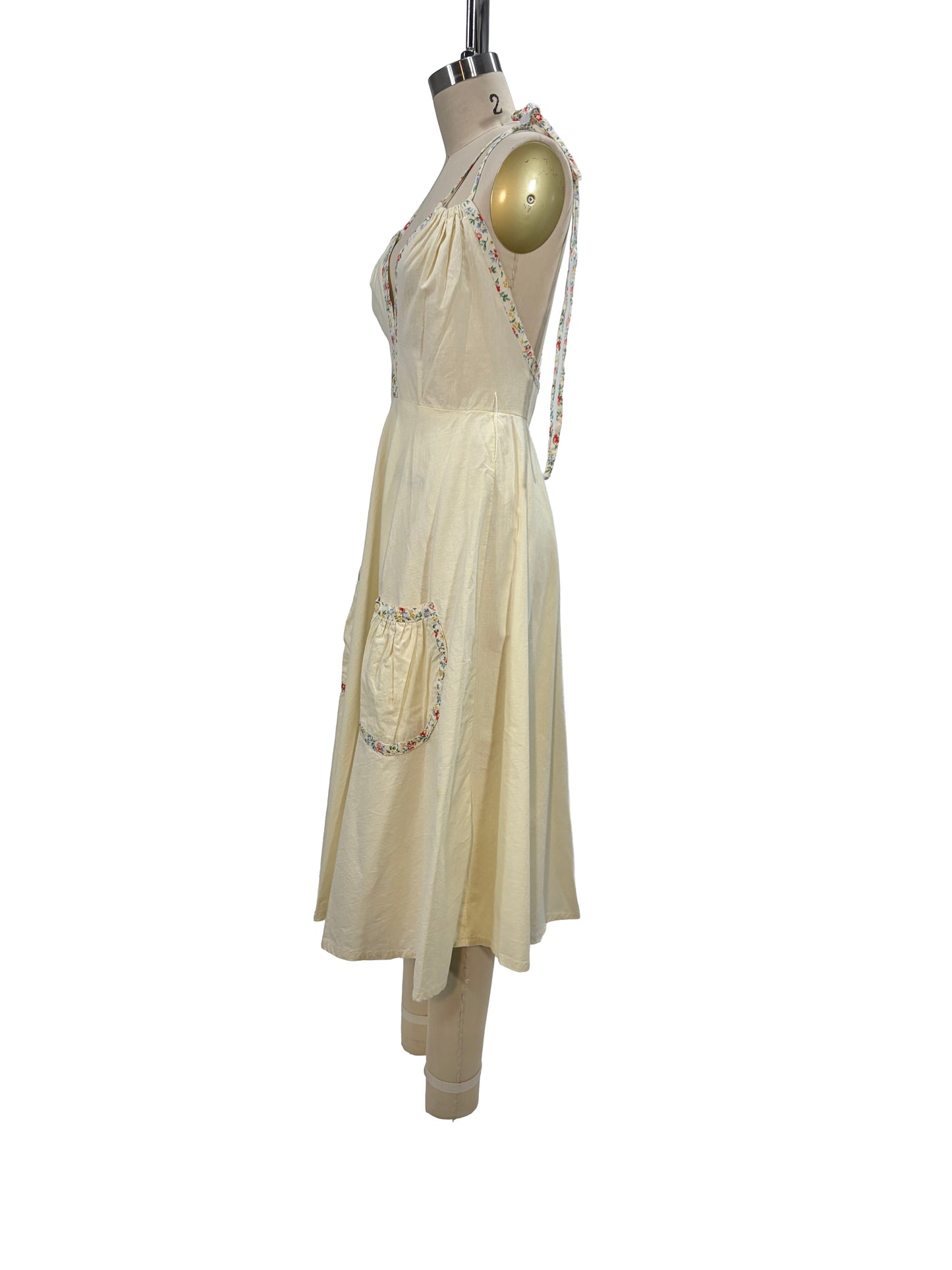 1970s White Floral Trim ‘Gordon King’ X-Back Cotton Sun Dress